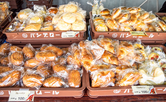バンデロール工場直売市に並んだ100円のパン